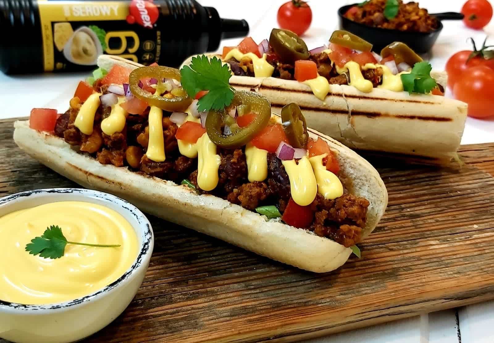 Meksykańska kanapka z chili con carne i sosem serowym