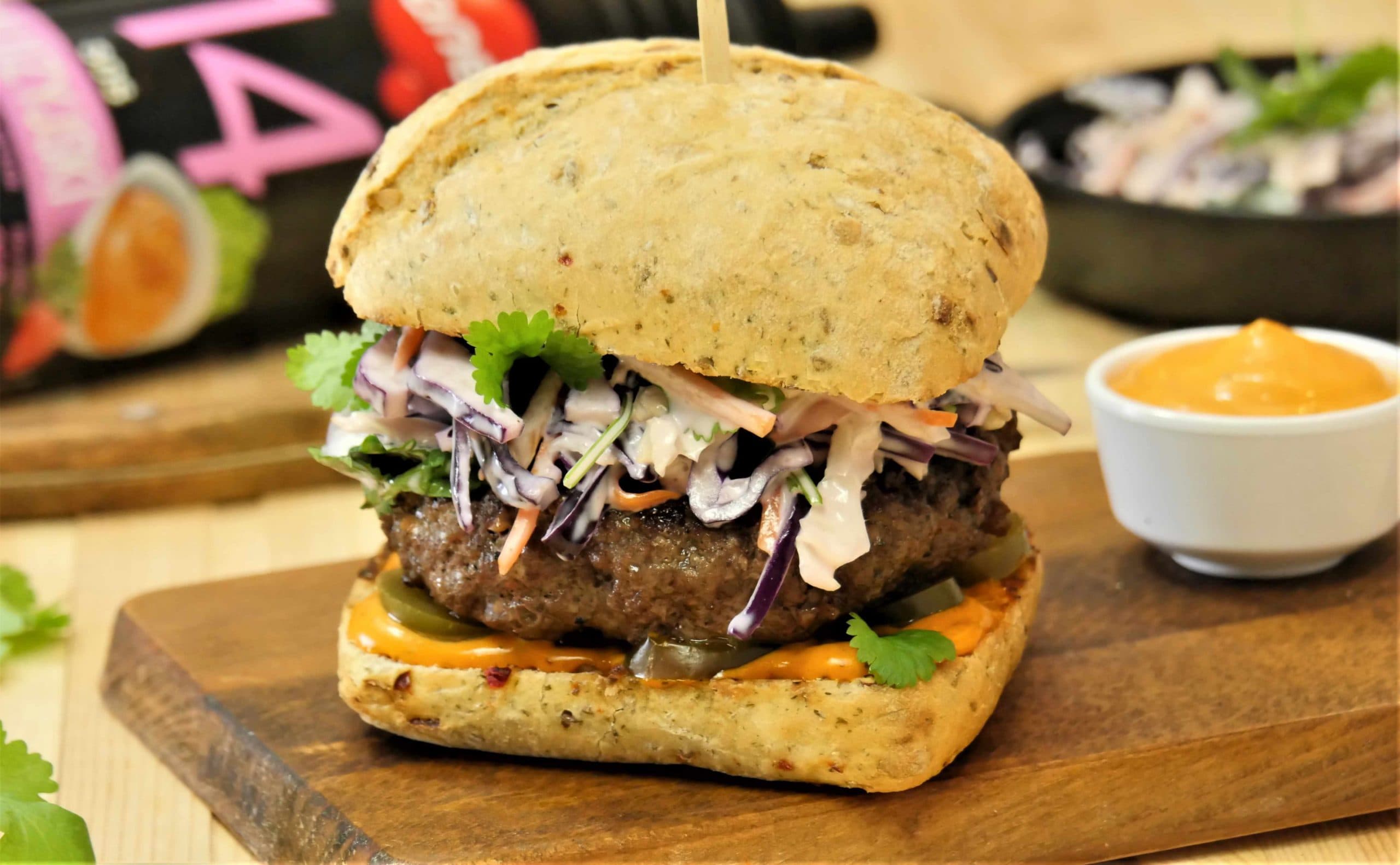 Burger z jalapeno i sałatką coleslaw