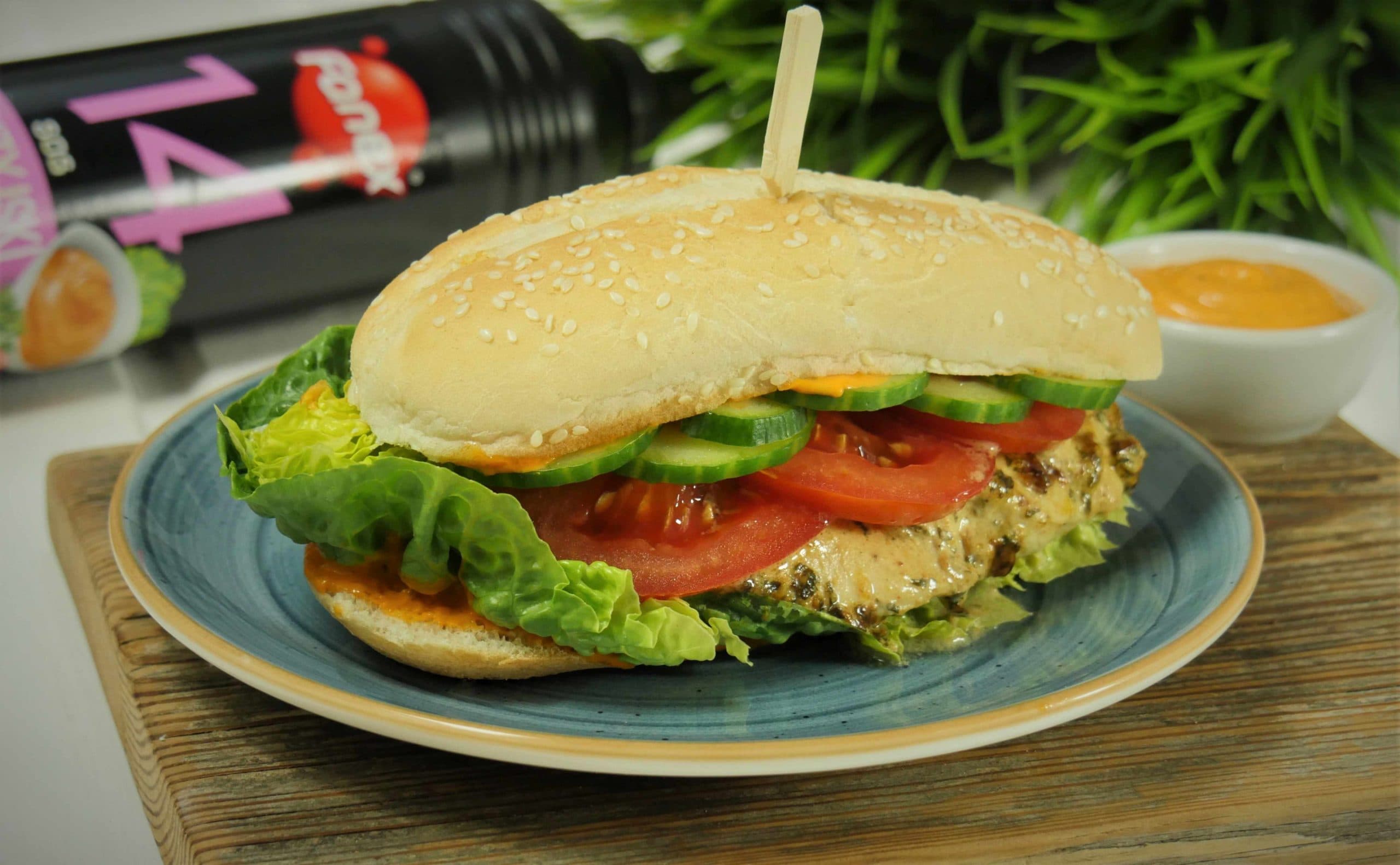 Long sandwich z grillowanym kurczakiem i sosem andaluzyjskim