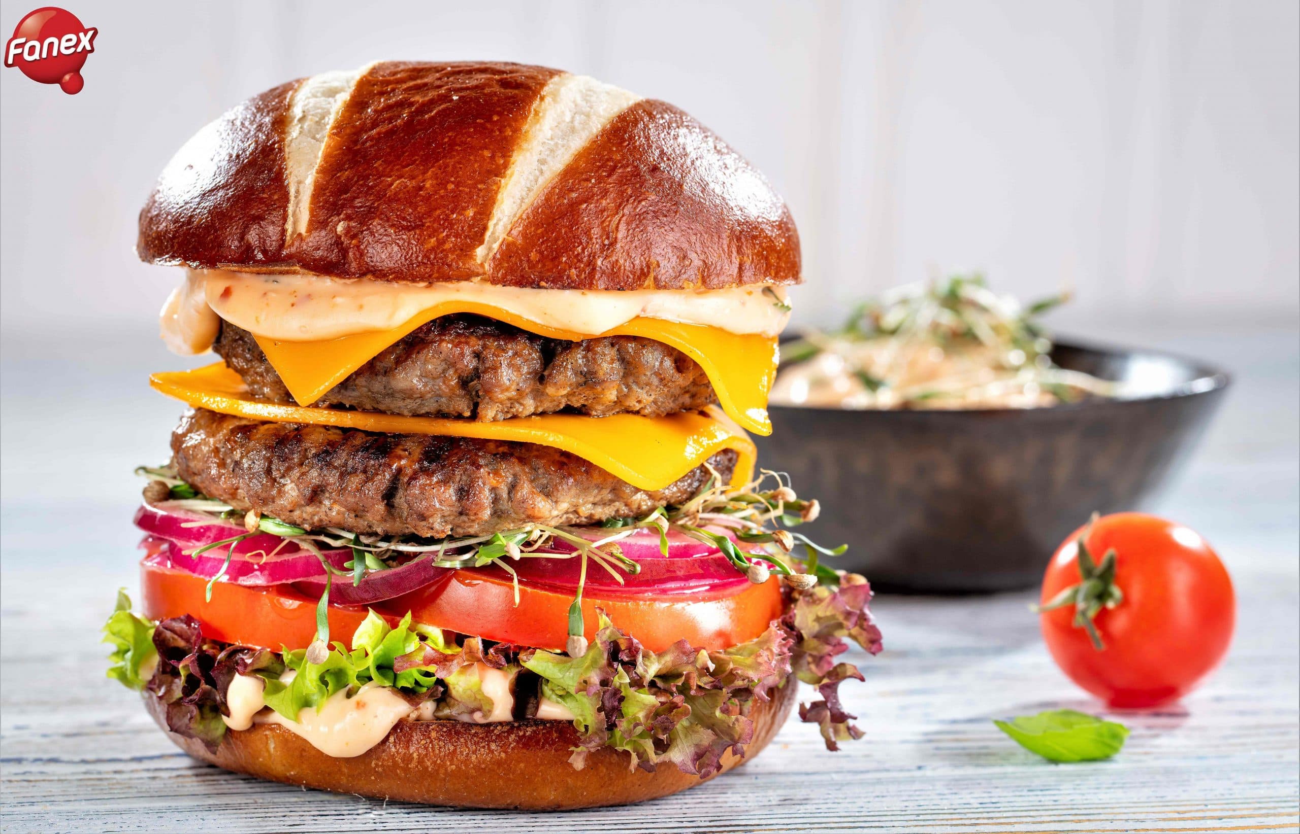 Podwójny burger wołowy z marynowaną cebulą i ostrym majonezem