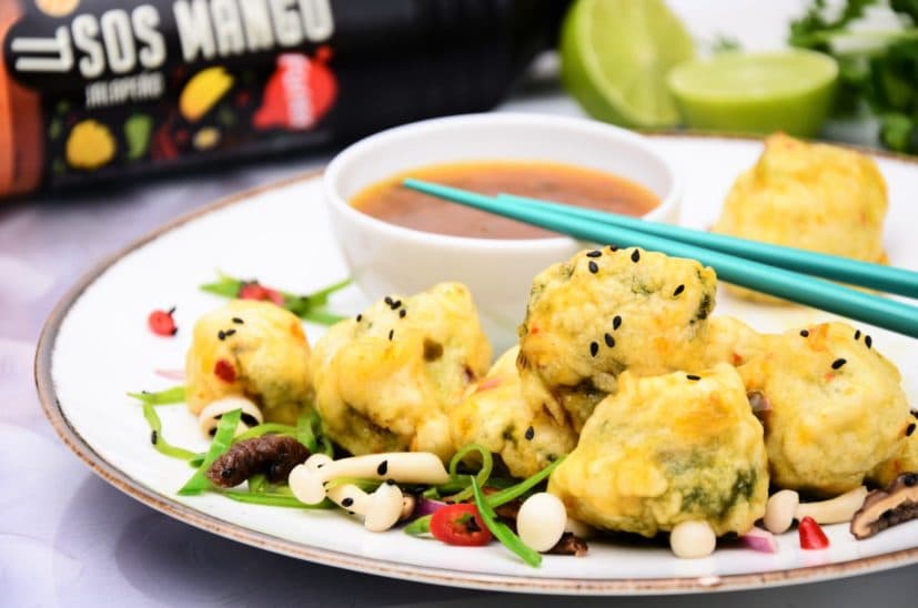 Brokuły w tempurze z sałatką orientalną i sosem mango jalapeno