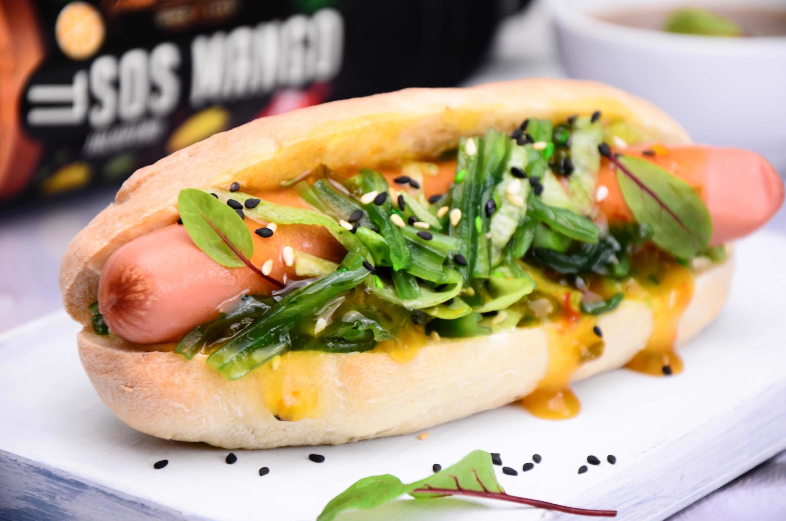 Hot dog azjatycki z sosem Mango Jalapeno