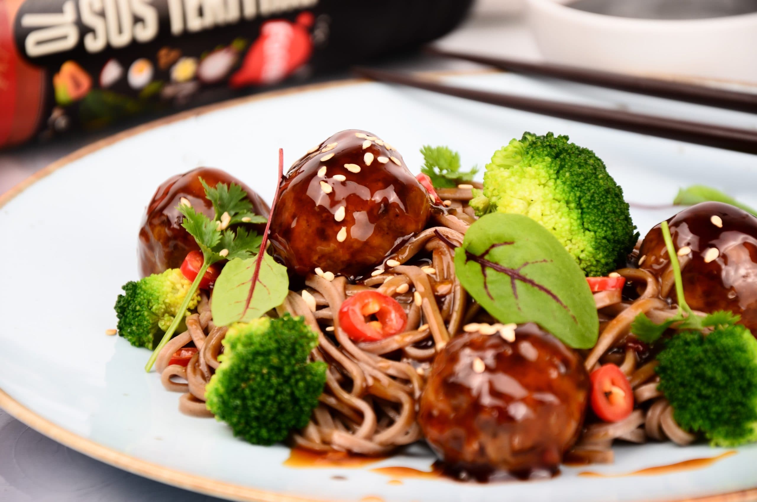 Makaron soba z klopsikami i sosem Teriyaki