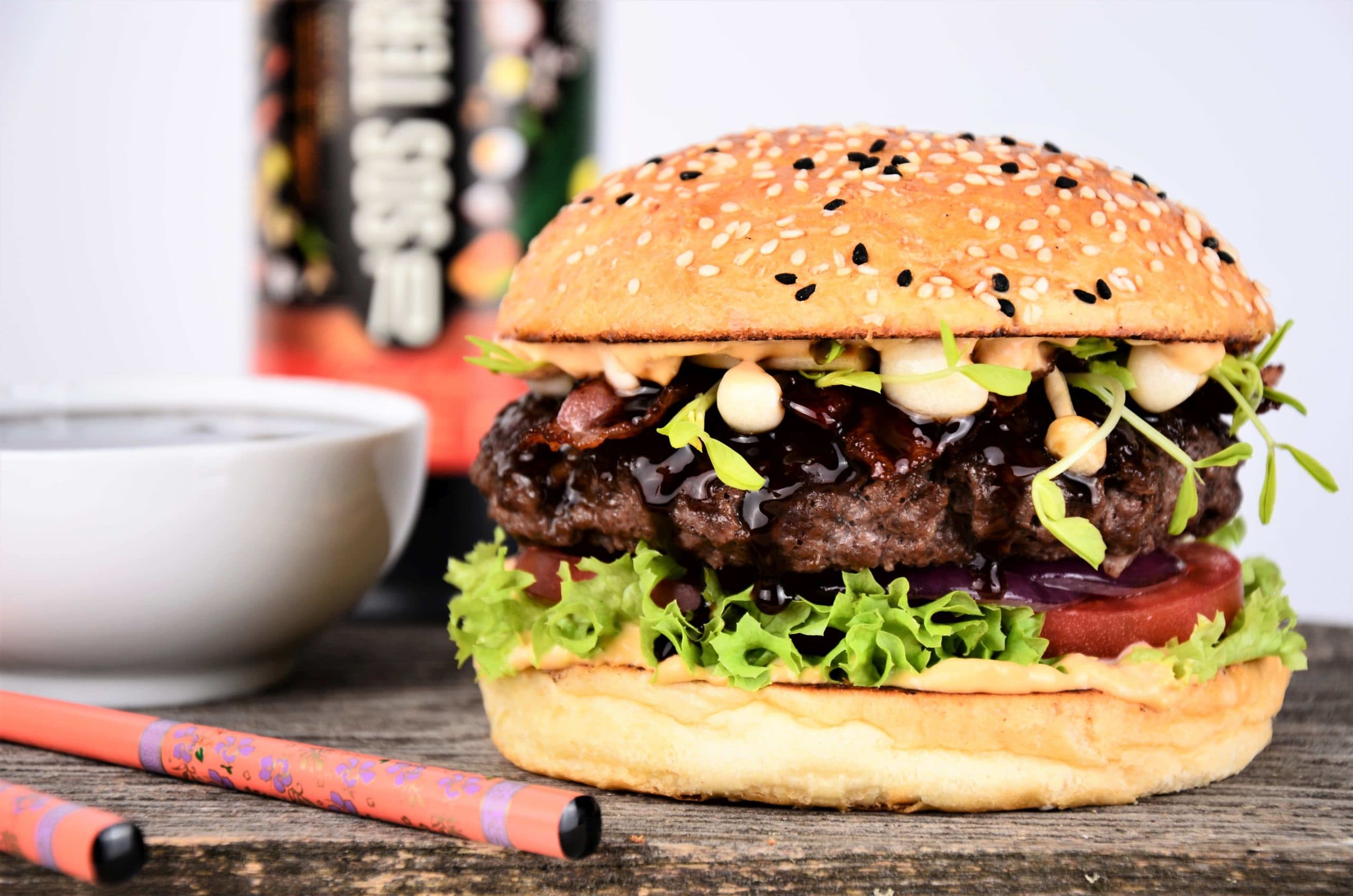 Azjatycki burger wołowy z sosem Teriyaki