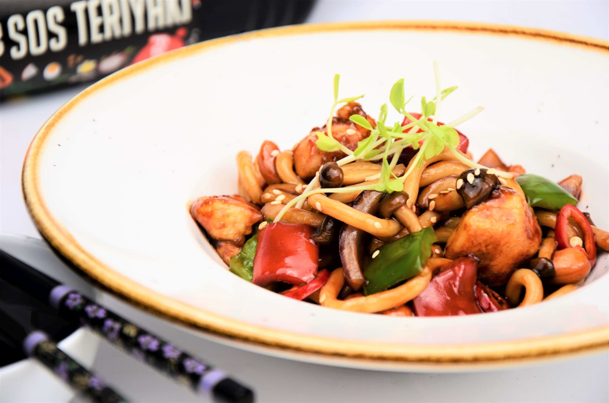 Udon z kurczakiem, warzywami i sosem Teriyaki